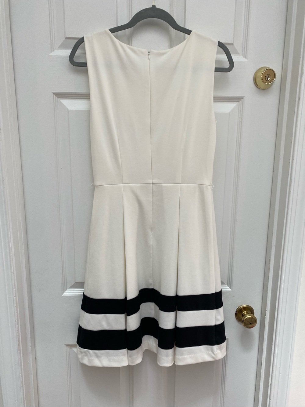 Calvin Klein White Fit & Flare Dress w Black Stripes on Pleated Skirt - size 6 - Picture 6 of 7